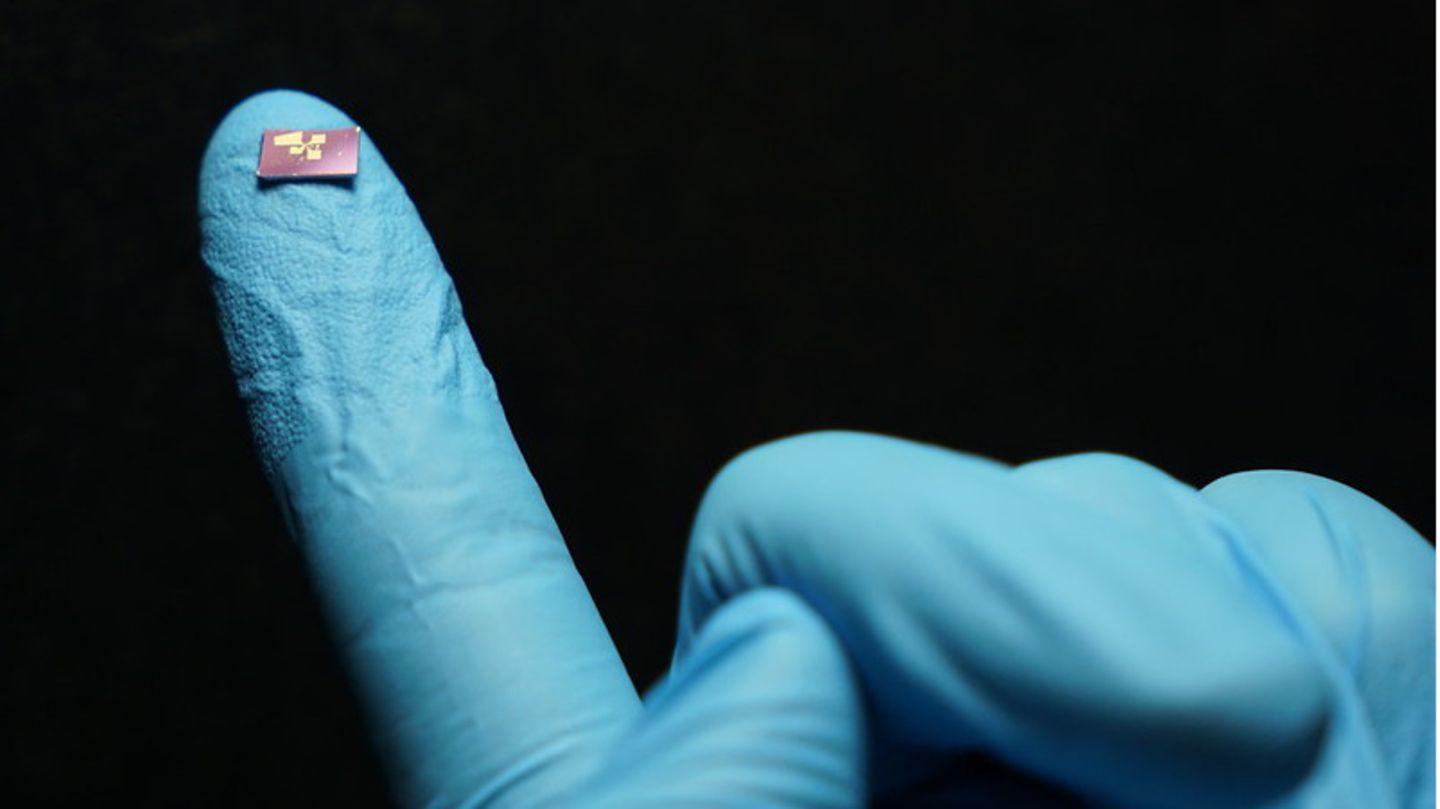 Mini-Spektrometer auf dem Finger einer Hand
