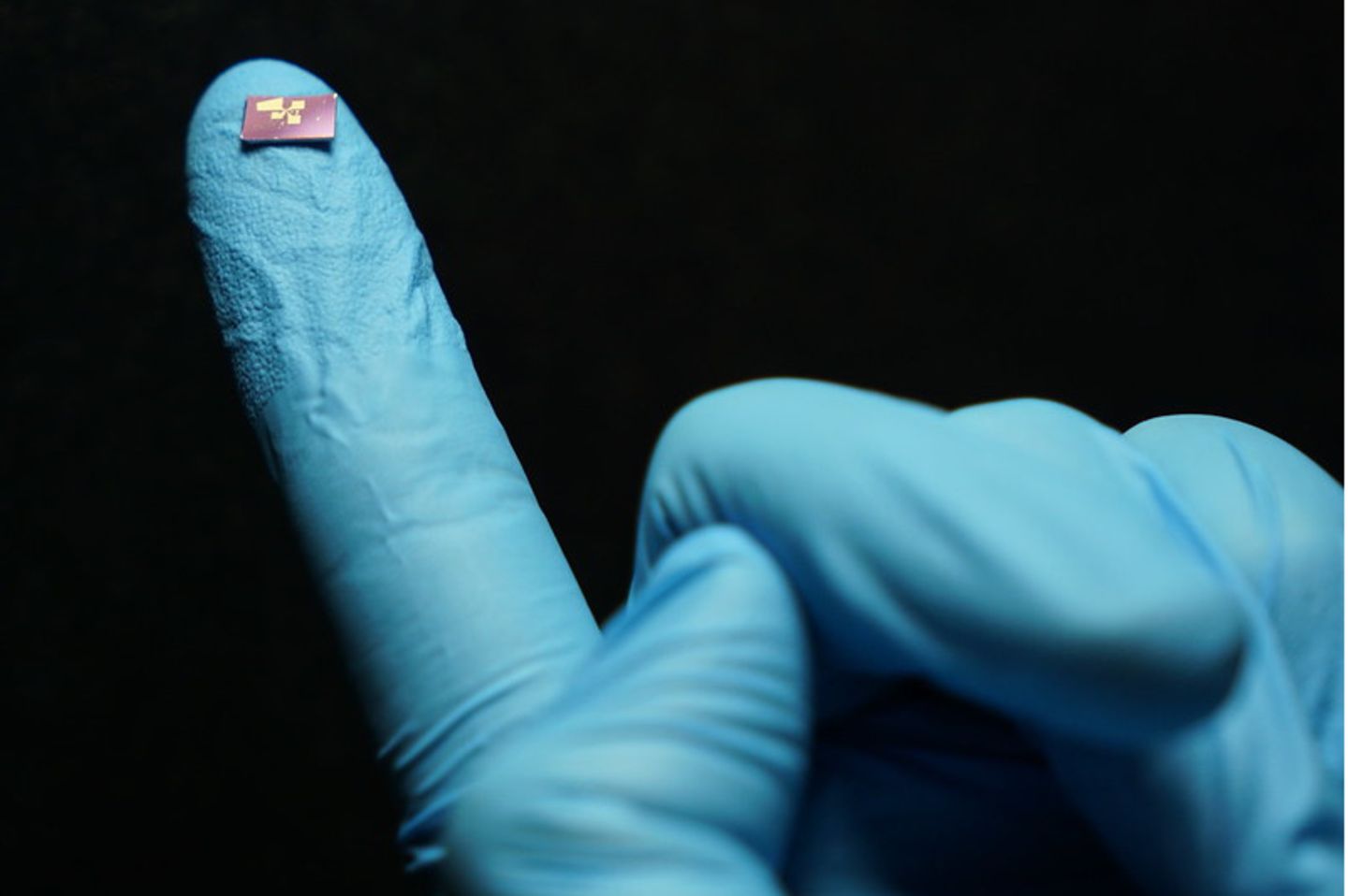 Mini-Spektrometer auf dem Finger einer Hand