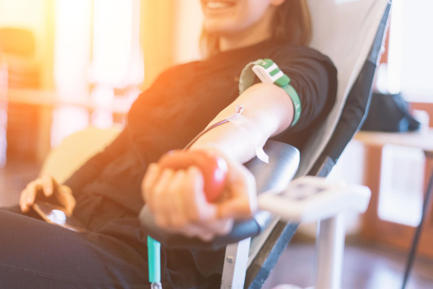 Ein Geschenk, das Leben rettet: Spenderin bei der Blutabnahme 