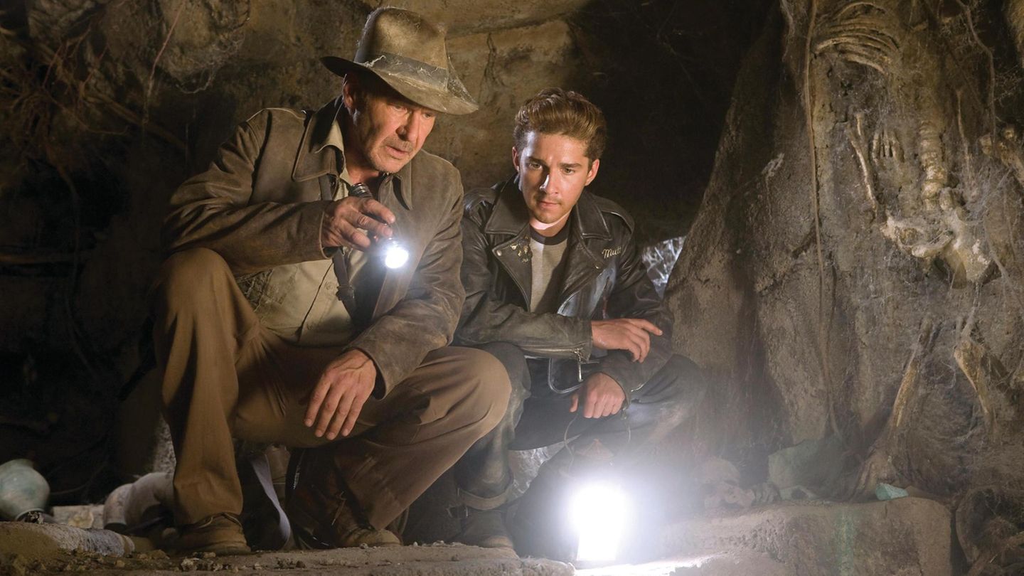 Düstere Aussichten? Nicht, wenn man eine handliche Leuchte im Gürtel stecken hat. Prof. Henry "Indiana" Jones leuchtet den Weg ins "Königreich des Kristallschädels" (Film von 2008)