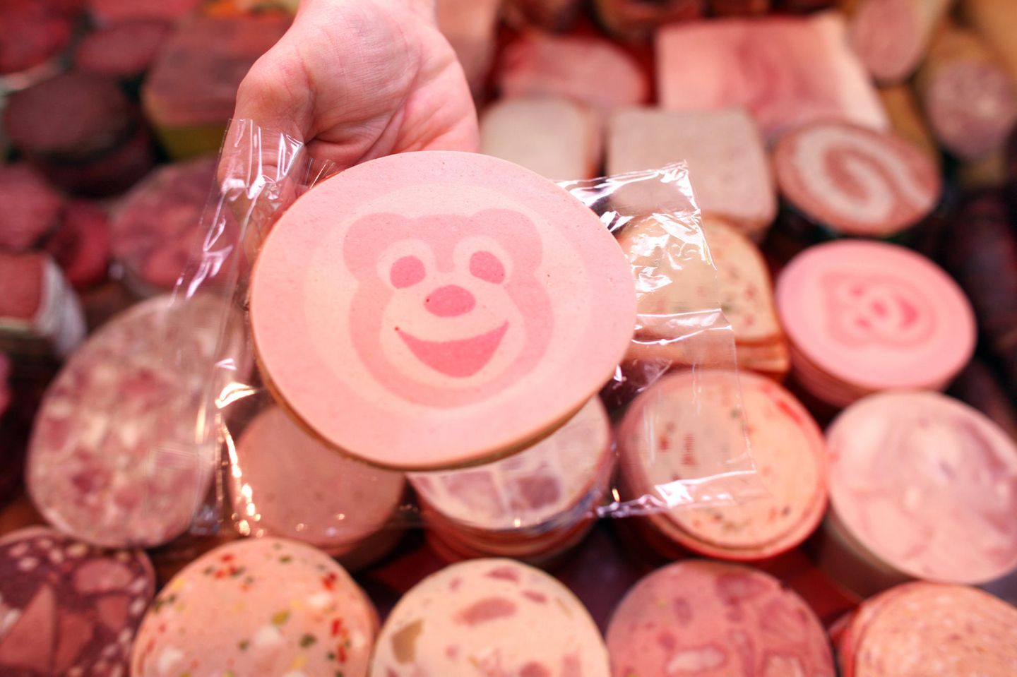 Bärchenwurst: verarbeitetes Fleisch Bärchenwurst in der Fleischtheke