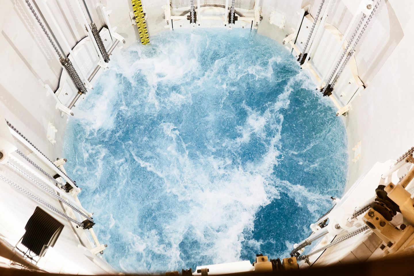 Lebenswichtig und lebendig: Selbst gefiltertes Trinkwasser (hier in einem Münchner Speicher) ist voll von mikroskopisch kleinen Wesen