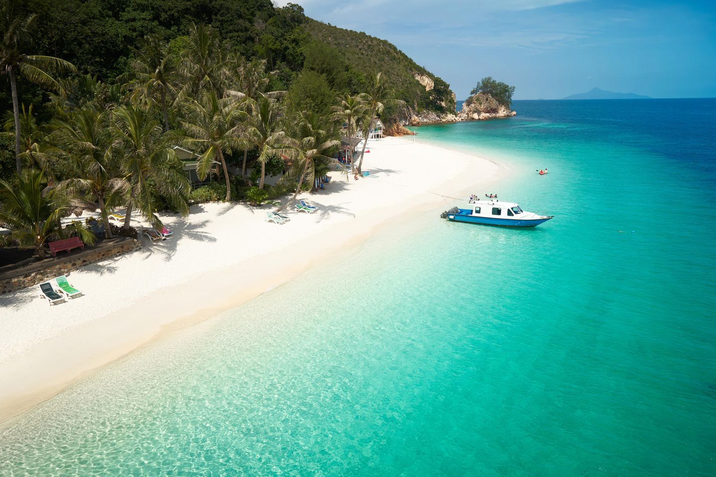 Traumstrand im Doppelpack Weißer Strand mit Palmen und türkisfarbenem Wasser