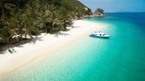 Weißer Strand mit Palmen und türkisfarbenem Wasser