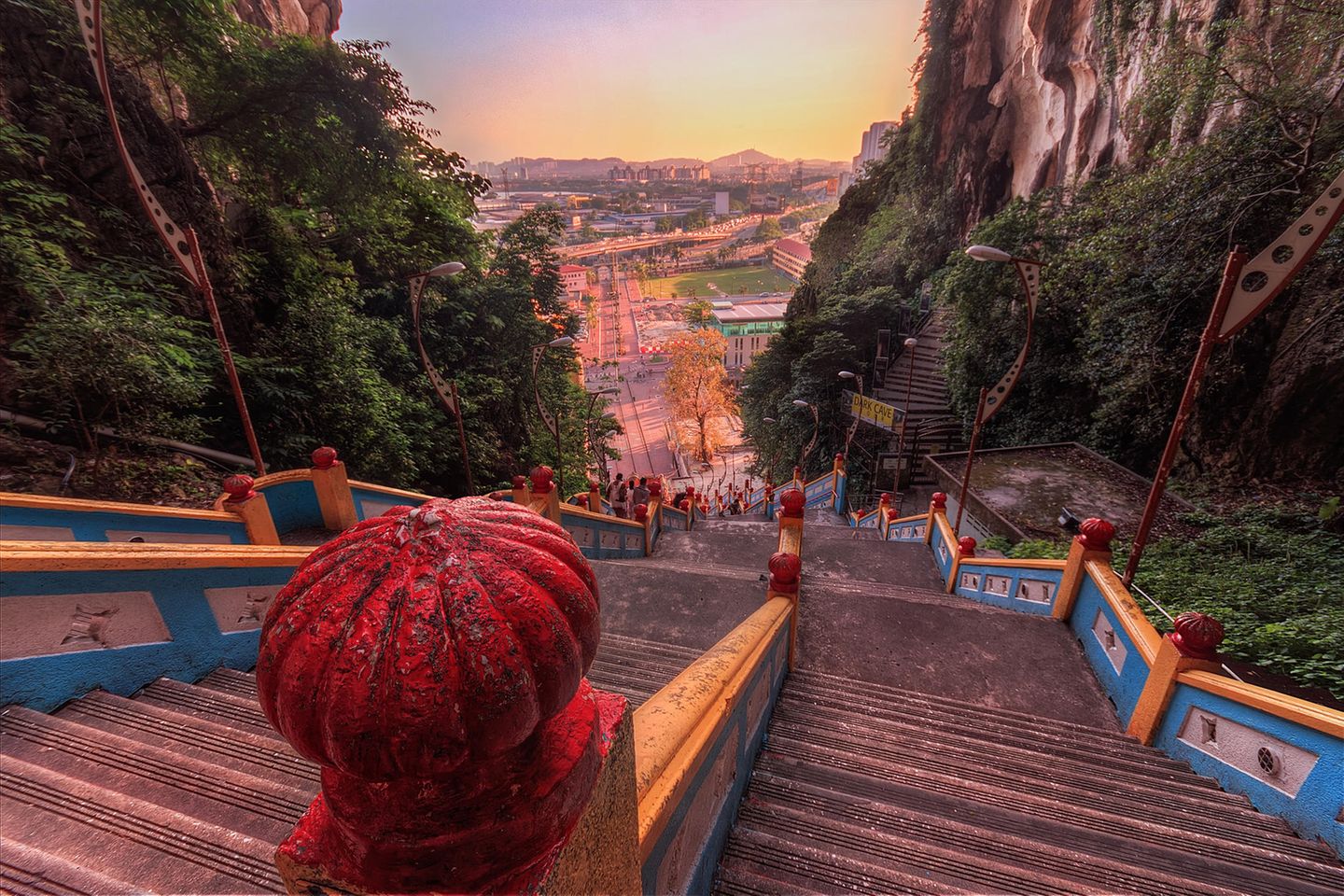 272 Schritte bis Andacht Blick von oben eine lange Treppe hinunter