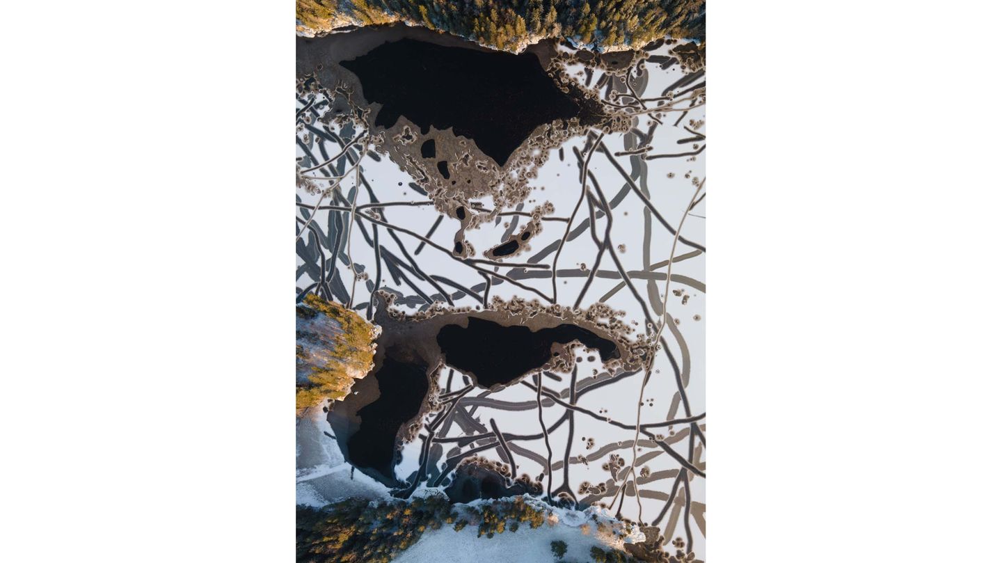 Die norwegische Seenlandschaft beobachtete und dokumentierte  Pål Hermansen. Er schreibt: "Im Spätherbst und frühen Winter verändern die Seen in meiner Umgebung ihr Aussehen von Tag zu Tag. Der Klimawandel hat dieses Phänomen beschleunigt, da die Temperaturen viel instabiler sind als früher. Normalerweise gefror das Wasser im November oder Dezember, und der Schnee bedeckte das Eis bis zum Frühjahr. Heute ändern sich die Temperaturen fast täglich, und Frost und Schnee wechseln sich ab."