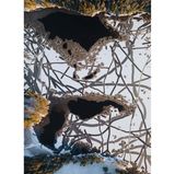 Die norwegische Seenlandschaft beobachtete und dokumentierte  Pål Hermansen. Er schreibt: "Im Spätherbst und frühen Winter verändern die Seen in meiner Umgebung ihr Aussehen von Tag zu Tag. Der Klimawandel hat dieses Phänomen beschleunigt, da die Temperaturen viel instabiler sind als früher. Normalerweise gefror das Wasser im November oder Dezember, und der Schnee bedeckte das Eis bis zum Frühjahr. Heute ändern sich die Temperaturen fast täglich, und Frost und Schnee wechseln sich ab."