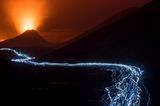 Den Ausbruch des isländischen Vulkans Fagradalsfjall fotografierte Theo Bosboom. Die Leuchtspur im Vordergrund erinnert den Fotografen an einen Lavafluss. Tatsächlich bildete er durch Langzeitbelichtung die Stirn-Taschenlampen der Touristenströme ab, auf dem Weg zum Vulkan oder zurück.