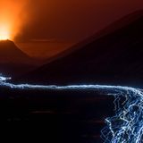 Den Ausbruch des isländischen Vulkans Fagradalsfjall fotografierte Theo Bosboom. Die Leuchtspur im Vordergrund erinnert den Fotografen an einen Lavafluss. Tatsächlich bildete er durch Langzeitbelichtung die Stirn-Taschenlampen der Touristenströme ab, auf dem Weg zum Vulkan oder zurück.