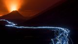 Den Ausbruch des isländischen Vulkans Fagradalsfjall fotografierte Theo Bosboom. Die Leuchtspur im Vordergrund erinnert den Fotografen an einen Lavafluss. Tatsächlich bildete er durch Langzeitbelichtung die Stirn-Taschenlampen der Touristenströme ab, auf dem Weg zum Vulkan oder zurück.