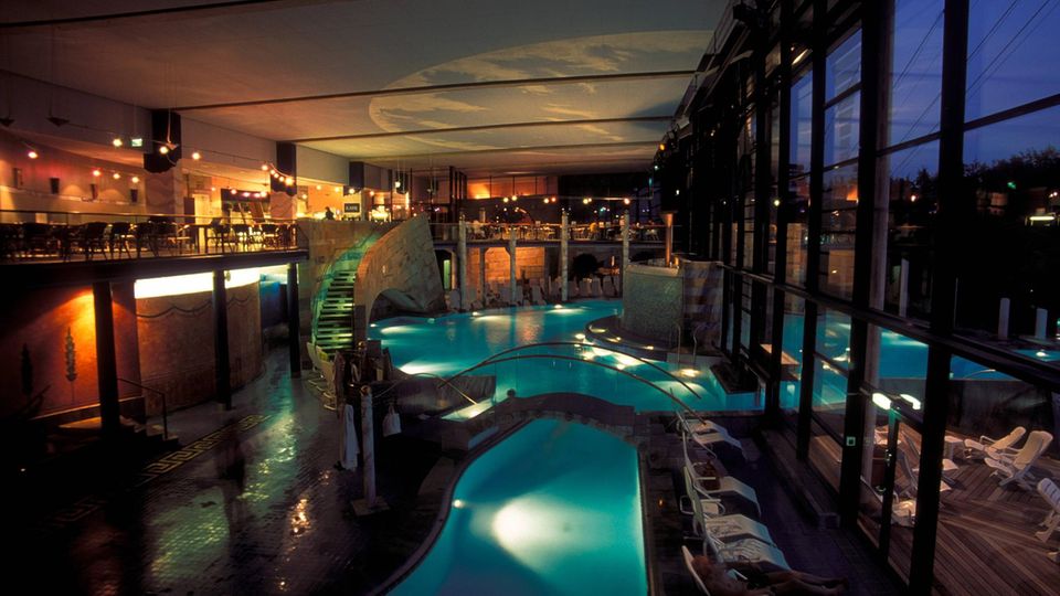 Beleuchtetes Bad in der Claudius Therme