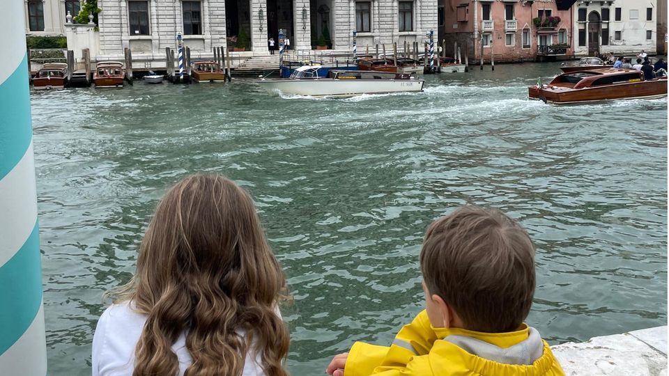 Mädchen und Junge von hinten fotografiert, schauen auf den Grand Canale in Venedig Mädchen und Junge von hinten fotografiert, schauen auf den Grand Canale in Venedig