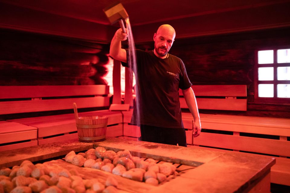 Energieverschwendung oder Gesundheitsvorsorge? Saunameister Marcus Krämer bei einem Aufguss in einer Sauna der SchwabenQuellen Stuttgart
