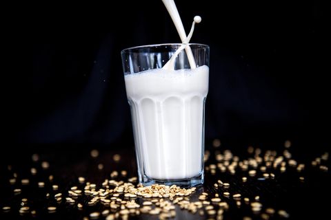 Die Auswahl an pflanzlichen Milchalternativen ist riesig, geworben wird mit Gesundheit und Klimaschutz. Die einzelnen Sorten werden von Experten allerdings unterschiedlich bewertet
