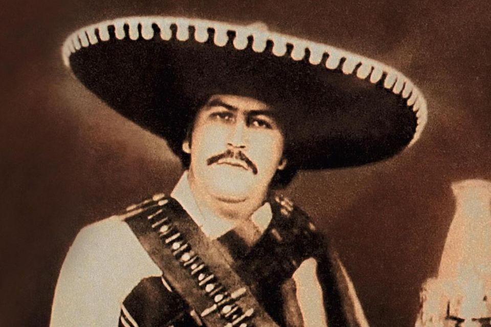 Pablo Escobar mit Gewehr in der Hand