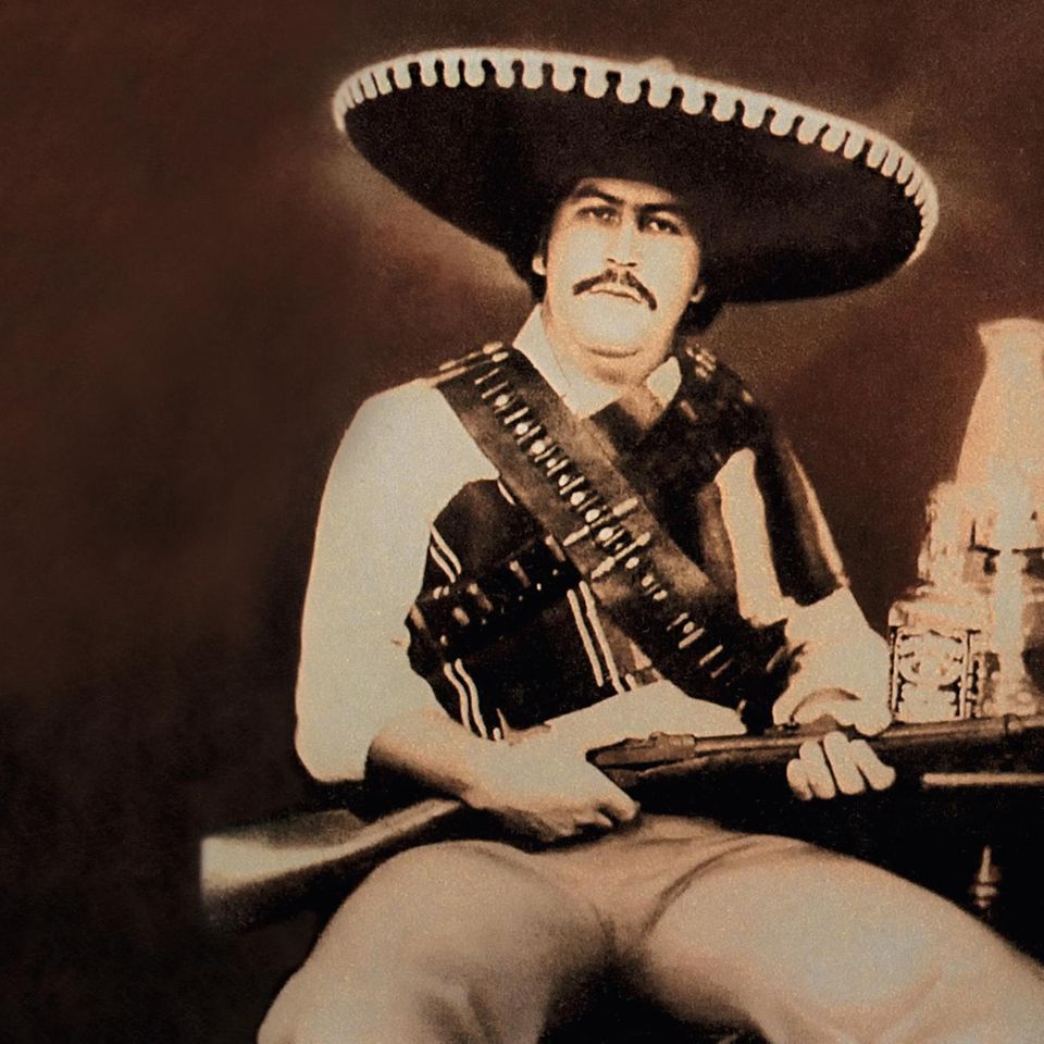 Pablo Escobar mit Gewehr in der Hand