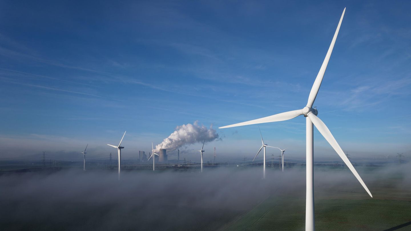 Windräder vor dem Braunkohlekraftwerk Niederaußem: Erneuerbare Energien erhalten durch die Energiekrise weltweit einen Schub