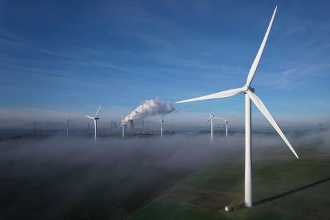 Windräder vor dem Braunkohlekraftwerk Niederaußem: Erneuerbare Energien erhalten durch die Energiekrise weltweit einen Schub