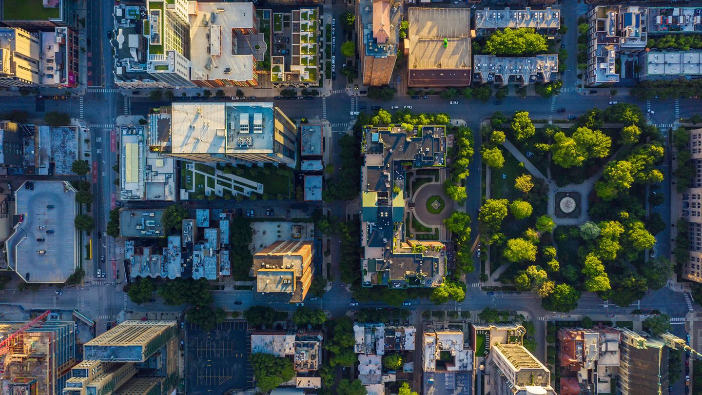 Stadt mit Park aus der Vogelperspektive