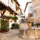 Platz in einem Ort mit einem alten Brunnen