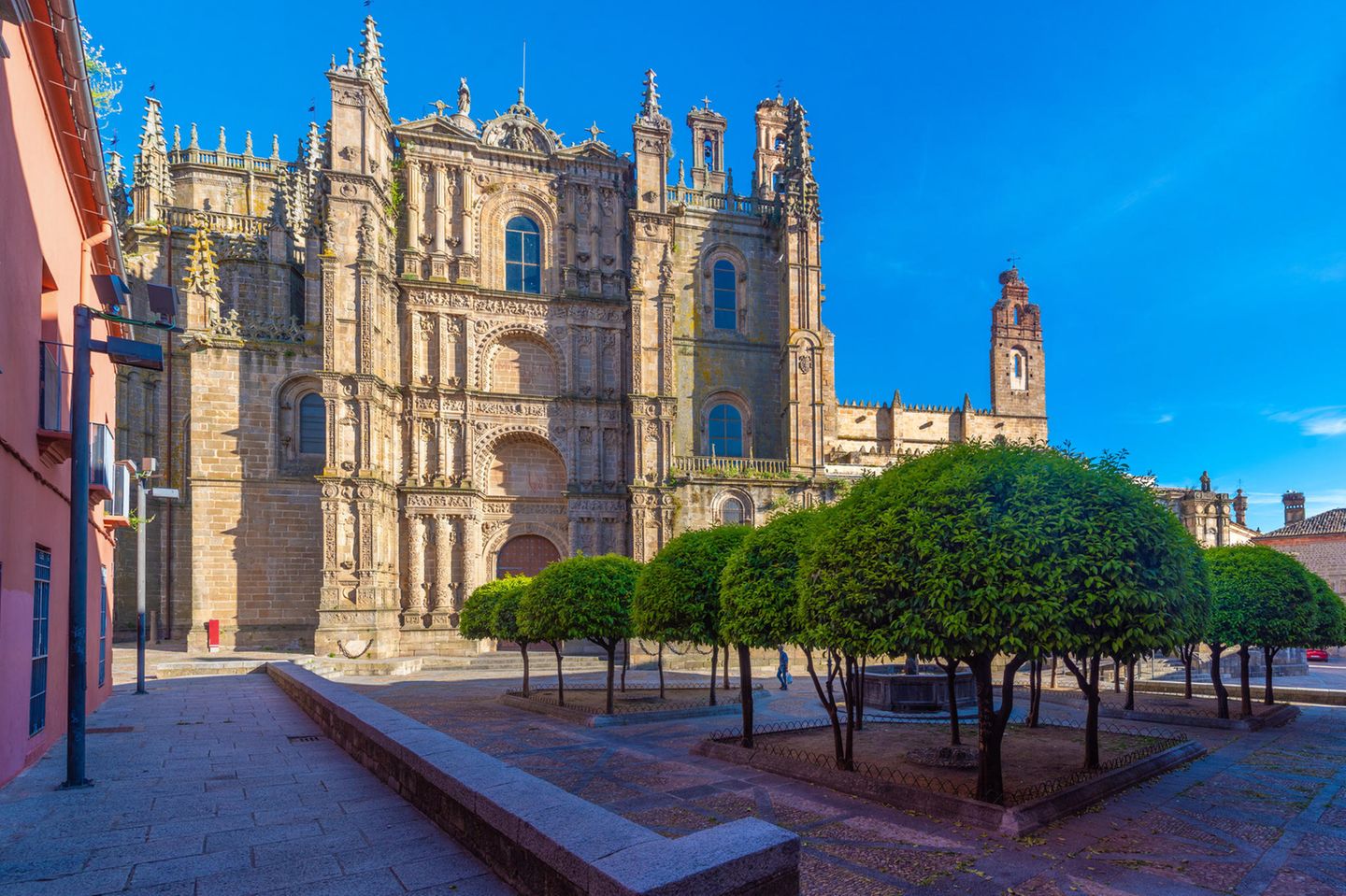 Kirchen-Potpourri in Plasencia Kathedrale bei sonnigem Wetter