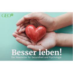 Junge Frau mit geschlossenen Augen im Wind