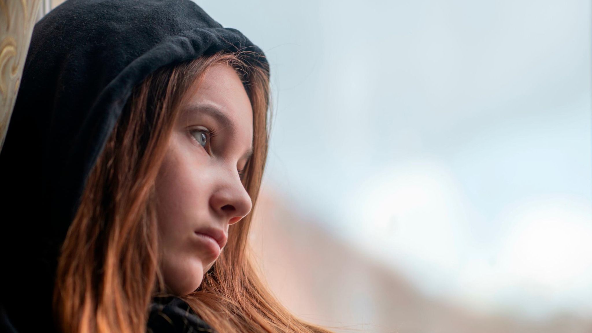 Einer kleinen Gruppe an Mädchen in der Pubertät fehlt es an Mut und Neugier, in das Leben hinaus zu gehen. Sie verweigern den Schulbesuch, einige verwahrlosen. Was sind Gründe für die Entwicklungsstörung? 