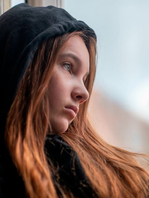 Einer kleinen Gruppe an Mädchen in der Pubertät fehlt es an Mut und Neugier, in das Leben hinaus zu gehen. Sie verweigern den Schulbesuch, einige verwahrlosen. Was sind Gründe für die Entwicklungsstörung? 