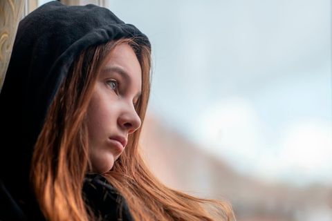 Einer kleinen Gruppe an Mädchen in der Pubertät fehlt es an Mut und Neugier, in das Leben hinaus zu gehen. Sie verweigern den Schulbesuch, einige verwahrlosen. Was sind Gründe für die Entwicklungsstörung? 