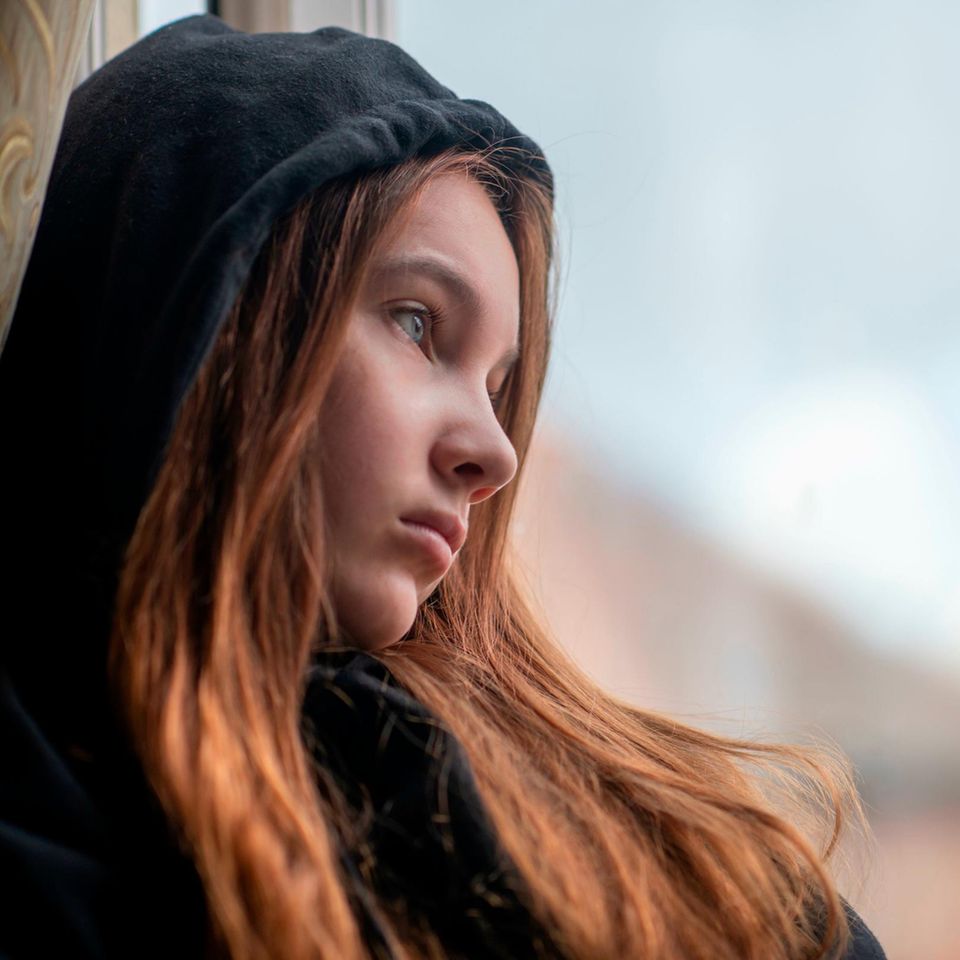 Pubertät : Einer kleinen Gruppe an Mädchen in der Pubertät fehlt es an Mut und Neugier, in das Leben hinaus zu gehen. Sie verweigern den Schulbesuch, einige verwahrlosen. Was sind Gründe für die Entwicklungsstörung? Einer kleinen Gruppe an Mädchen in der Pubertät fehlt es an Mut und Neugier, in das Leben hinaus zu gehen. Sie verweigern den Schulbesuch, einige verwahrlosen. Was sind Gründe für die Entwicklungsstörung?