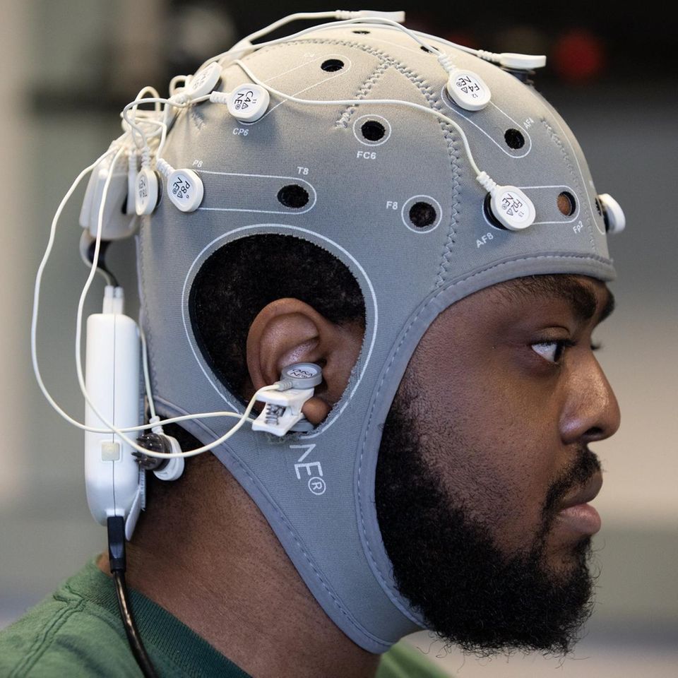 Sogenannte Brain-Computer-Interfaces ("BCIs") verbinden Elektroden mit den Nervenzellen und trainieren das Gehirn. Dadurch kann der Bewegungsapparat verbessert werden, hier ein Testversuch in den USA