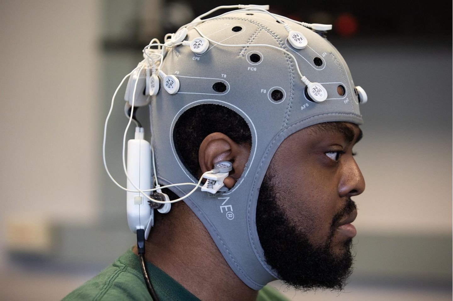 Sogenannte Brain-Computer-Interfaces ("BCIs") verbinden Elektroden mit den Nervenzellen und trainieren das Gehirn. Dadurch kann der Bewegungsapparat verbessert werden, hier ein Testversuch in den USA