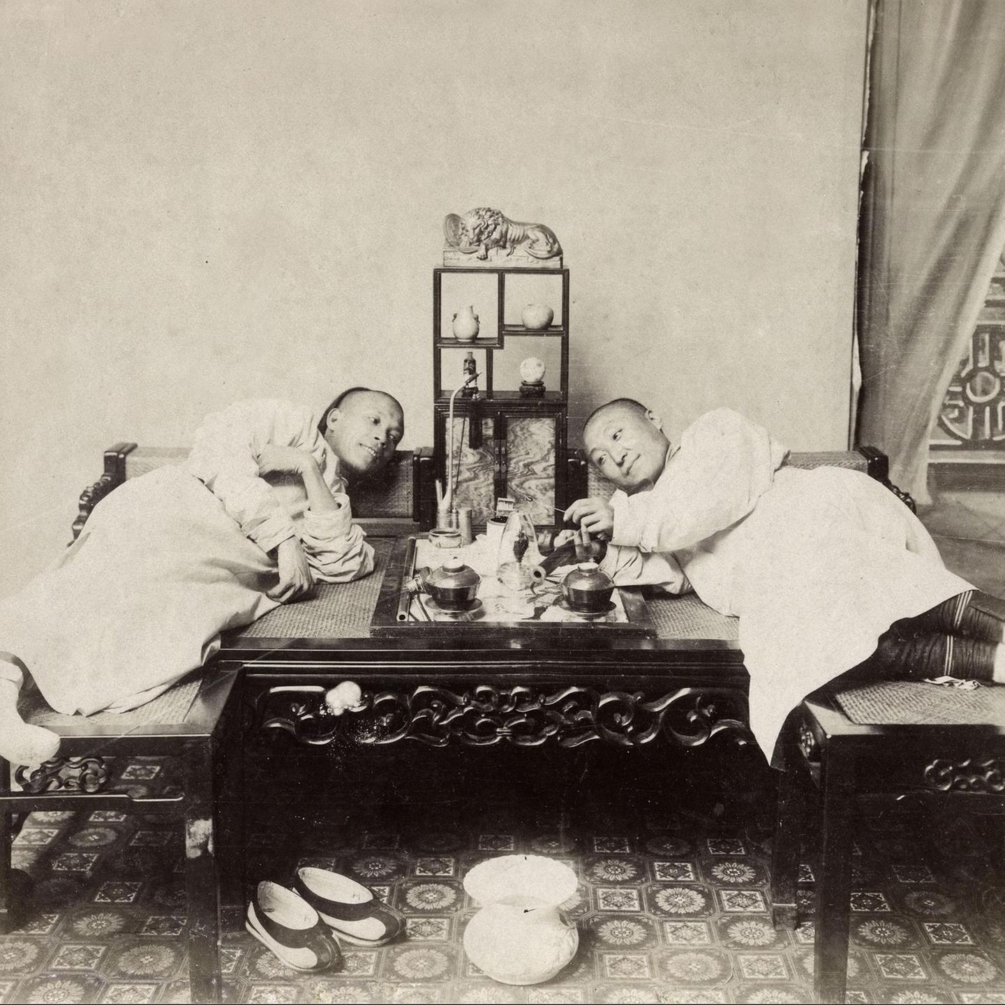 Zwei Männer rauchen Opium im China des 19. Jahrhunderts. Von Asien aus verbreitete sich der Brauch nach Europa und Amerika. Das Rauchen diente der Entspannung und unterdrückte in Zeiten von Nahrungsknappheit den Hunger