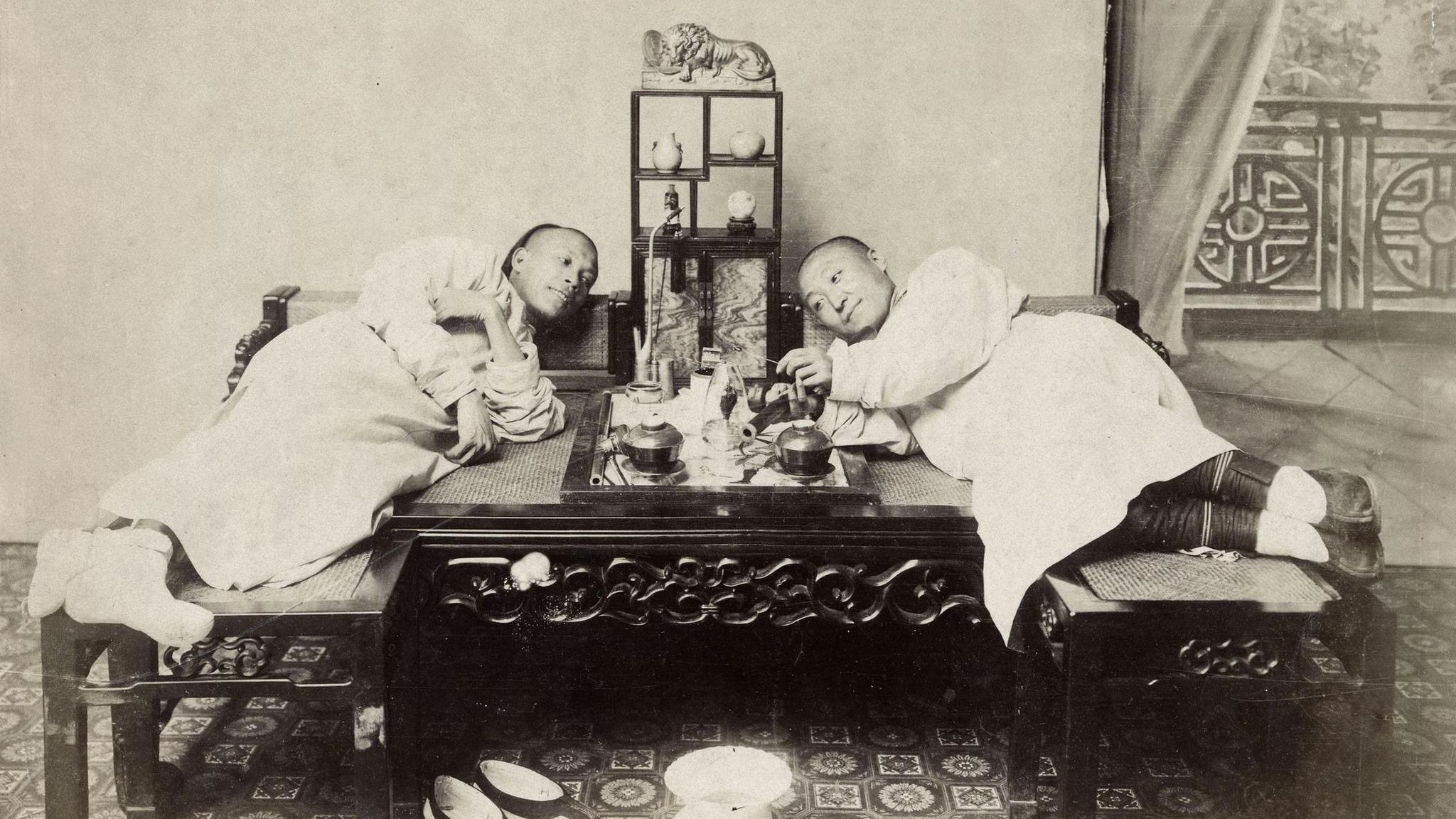 Zwei Männer rauchen Opium im China des 19. Jahrhunderts. Von Asien aus verbreitete sich der Brauch nach Europa und Amerika. Das Rauchen diente der Entspannung und unterdrückte in Zeiten von Nahrungsknappheit den Hunger