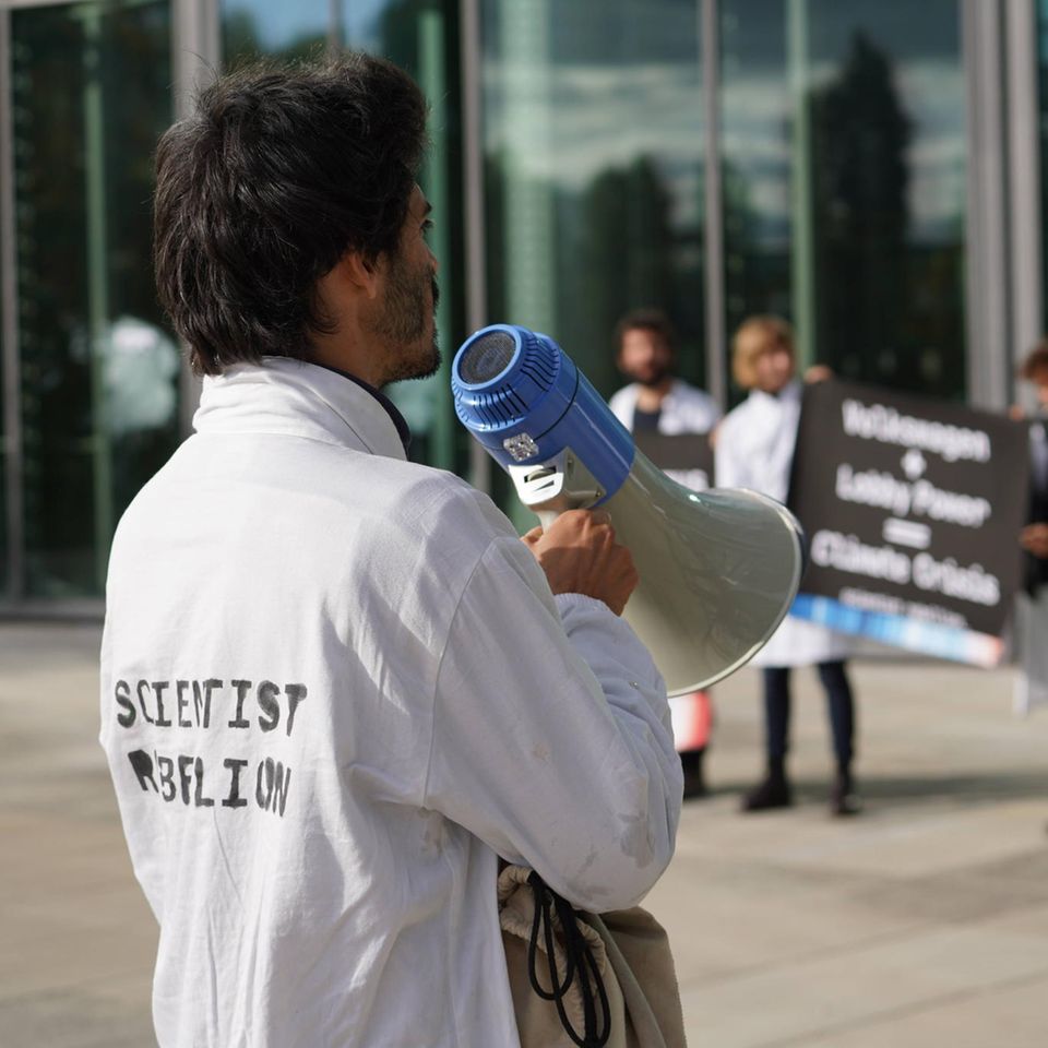 Klimaschutz-Aktivisten der Gruppe Scientist Rebellion protestieren vor den Toren von Europas größtem Autobauer VW gegen die Klimapolitik