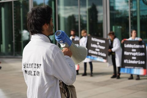 Klimaschutz-Aktivisten der Gruppe Scientist Rebellion protestieren vor den Toren von Europas größtem Autobauer VW gegen die Klimapolitik