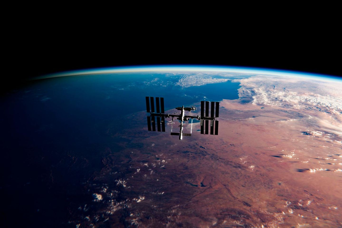 Die Internationale Raumstation (ISS) fliegt um die Erde.