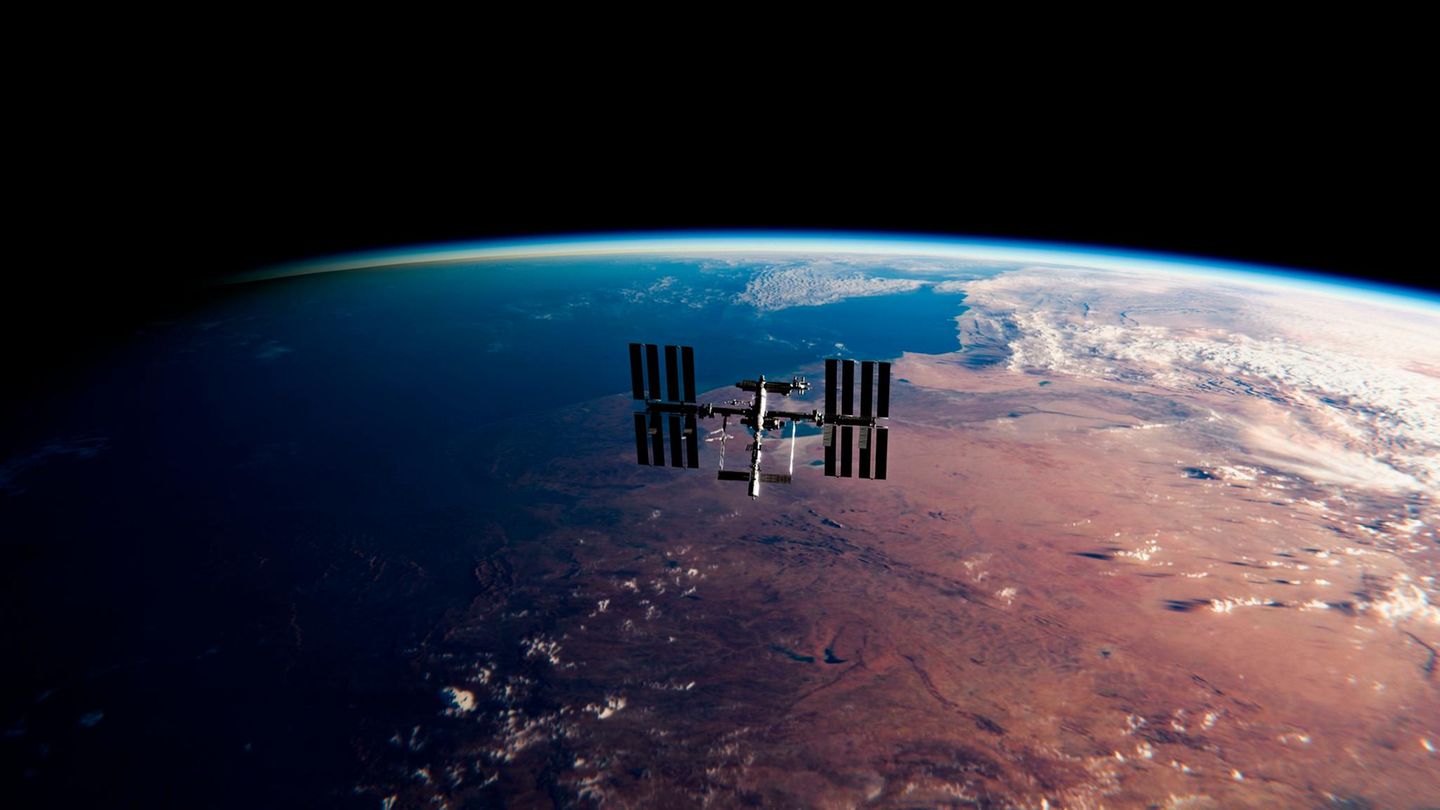 Die Internationale Raumstation (ISS) fliegt um die Erde.