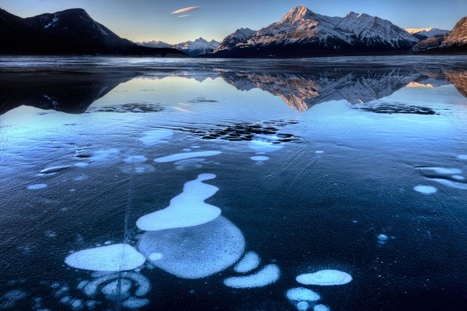 Gefrorene Methan-Blasen im Abraham Lake in Kanada.