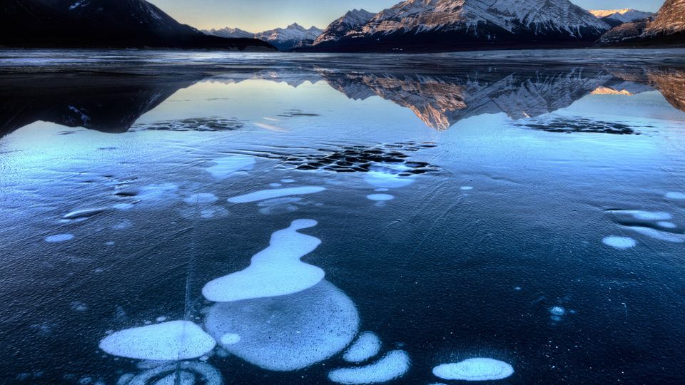 Gefrorene Methan-Blasen im Abraham Lake in Kanada. Gefrorene Methan-Blasen im Abraham Lake in Kanada.