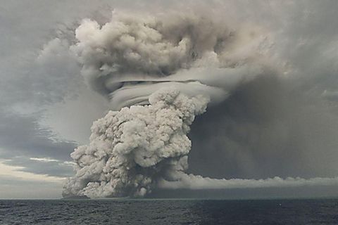 Vulkanwolke über dem Hunga Ha'apai