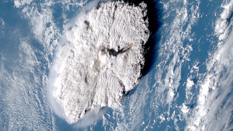 Satellitenbild des Ausbruchs des Vulkans Hunga Ha'apai Satellitenbild des Ausbruchs des Vulkans Hunga Ha'apai