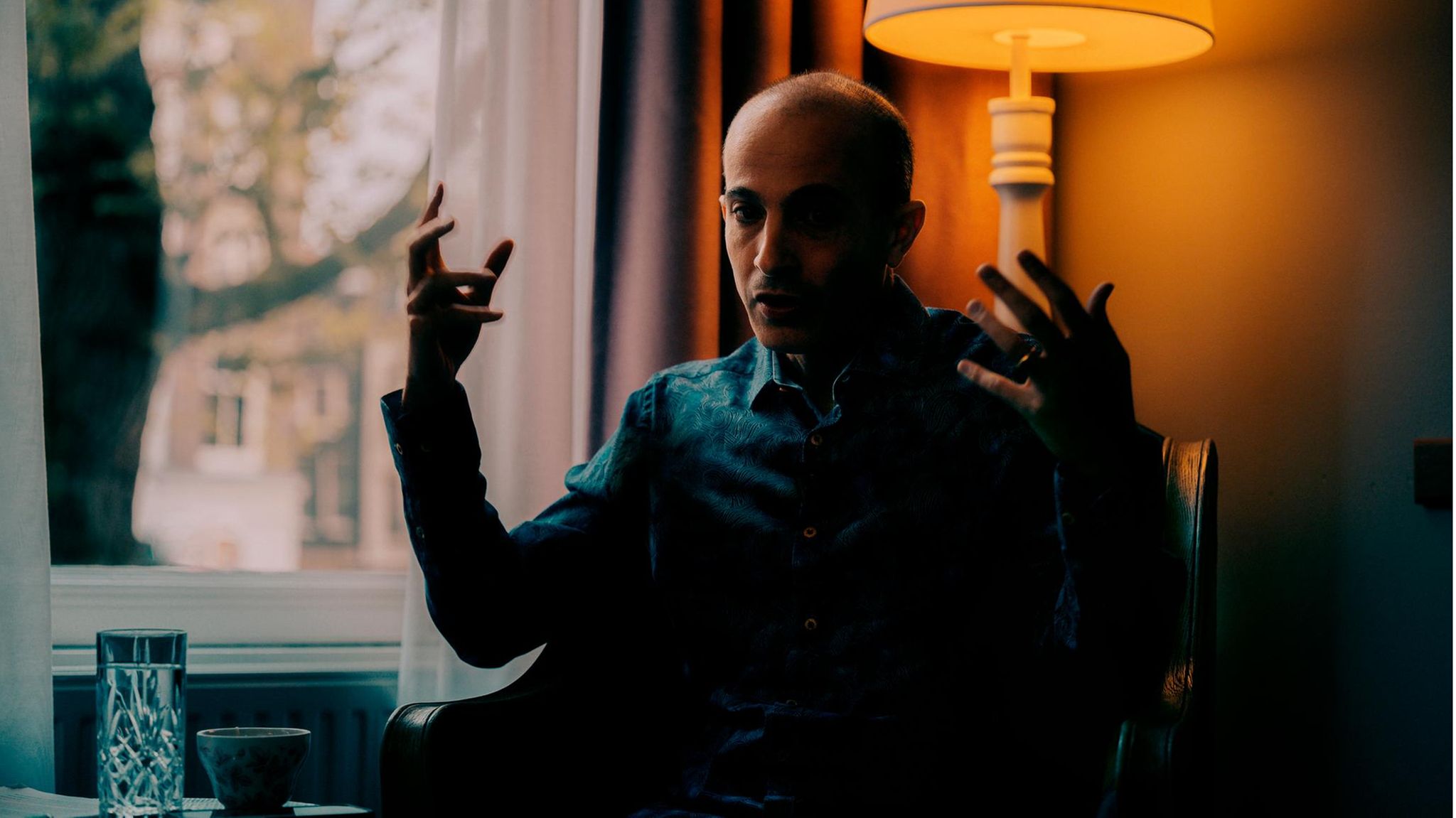 Universalgeschichte: Yuval Noah Harari, Jahrgang 1976, Historiker, Bestsellerautor, Gesellschaftsanalytiker und Politikberater, zählt zu den wichtigsten Ideengebern unserer Zeit. Er lehrt derzeit am Fachbereich Geschichte der Hebräischen Universität Jerusalem und ernährt sich vegan Yuval Noah Harari, Jahrgang 1976, Historiker, Bestsellerautor, Gesellschaftsanalytiker und Politikberater, zählt zu den wichtigsten Ideengebern unserer Zeit. Er lehrt derzeit am Fachbereich Geschichte der Hebräischen Universität Jerusalem und ernährt sich vegan