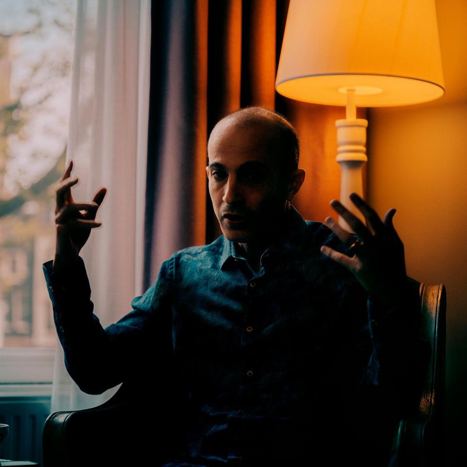 Yuval Noah Harari, Jahrgang 1976, Historiker, Bestsellerautor, Gesellschaftsanalytiker und Politik­berater, zählt zu den wichtigsten Ideengebern unserer Zeit. Er lehrt derzeit am Fachbereich Geschichte der Hebräischen Universität Jerusalem und ernährt sich vegan