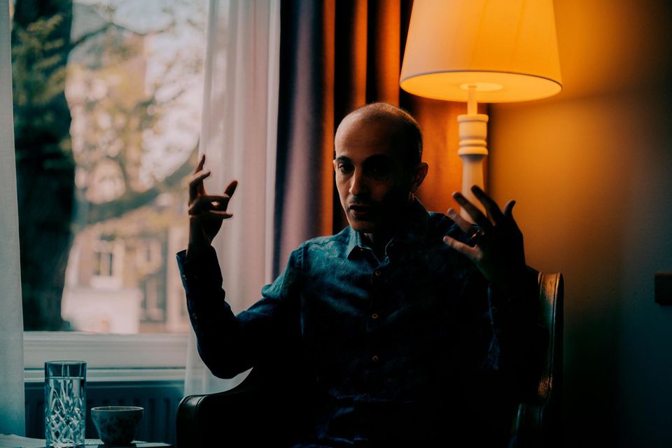 Yuval Noah Harari, Jahrgang 1976, Historiker, Bestsellerautor, Gesellschaftsanalytiker und Politik­berater, zählt zu den wichtigsten Ideengebern unserer Zeit. Er lehrt derzeit am Fachbereich Geschichte der Hebräischen Universität Jerusalem und ernährt sich vegan 1.5004