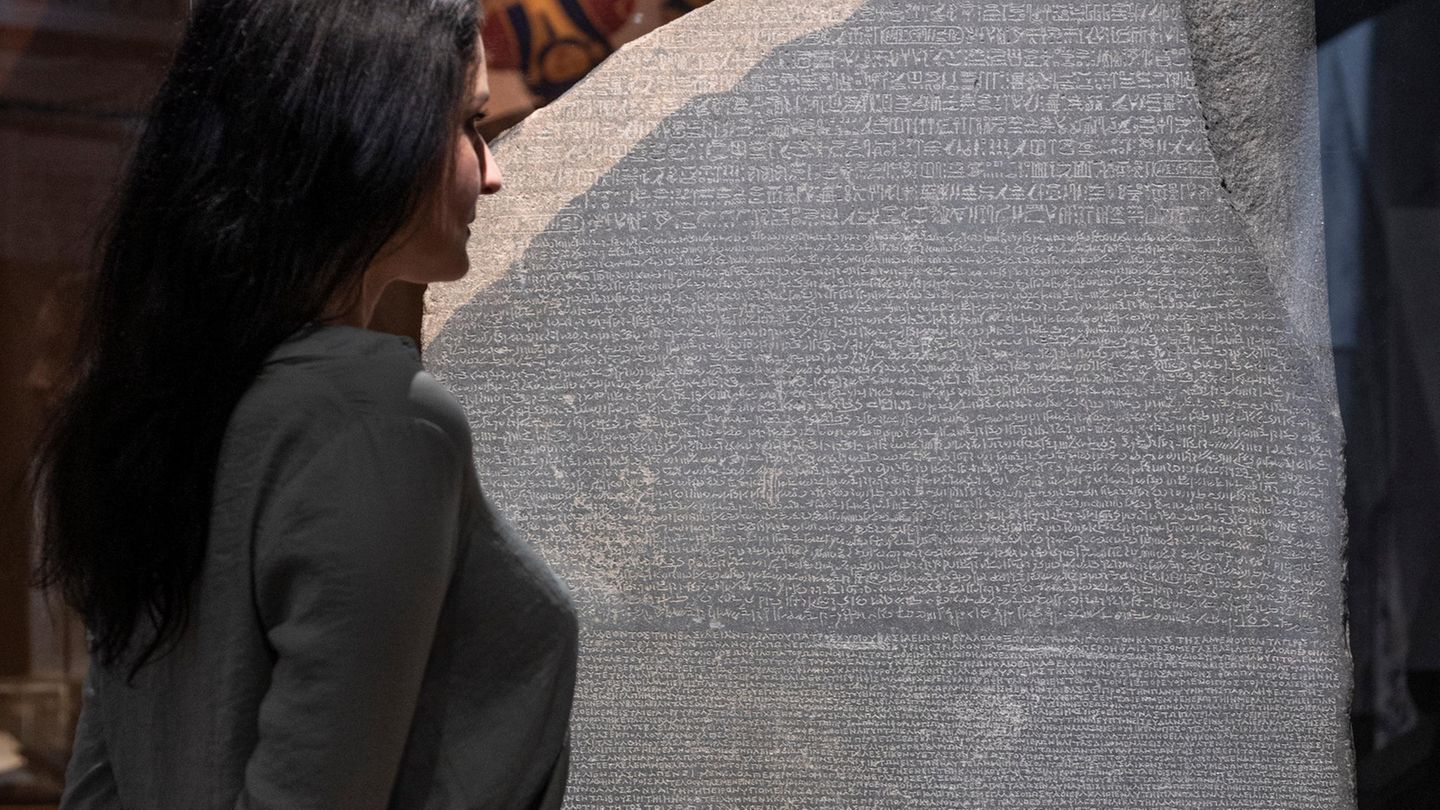 Frau im Museum vor dem Stein von Rosette