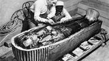 Howard Carter am Sarg von Tutanchamun