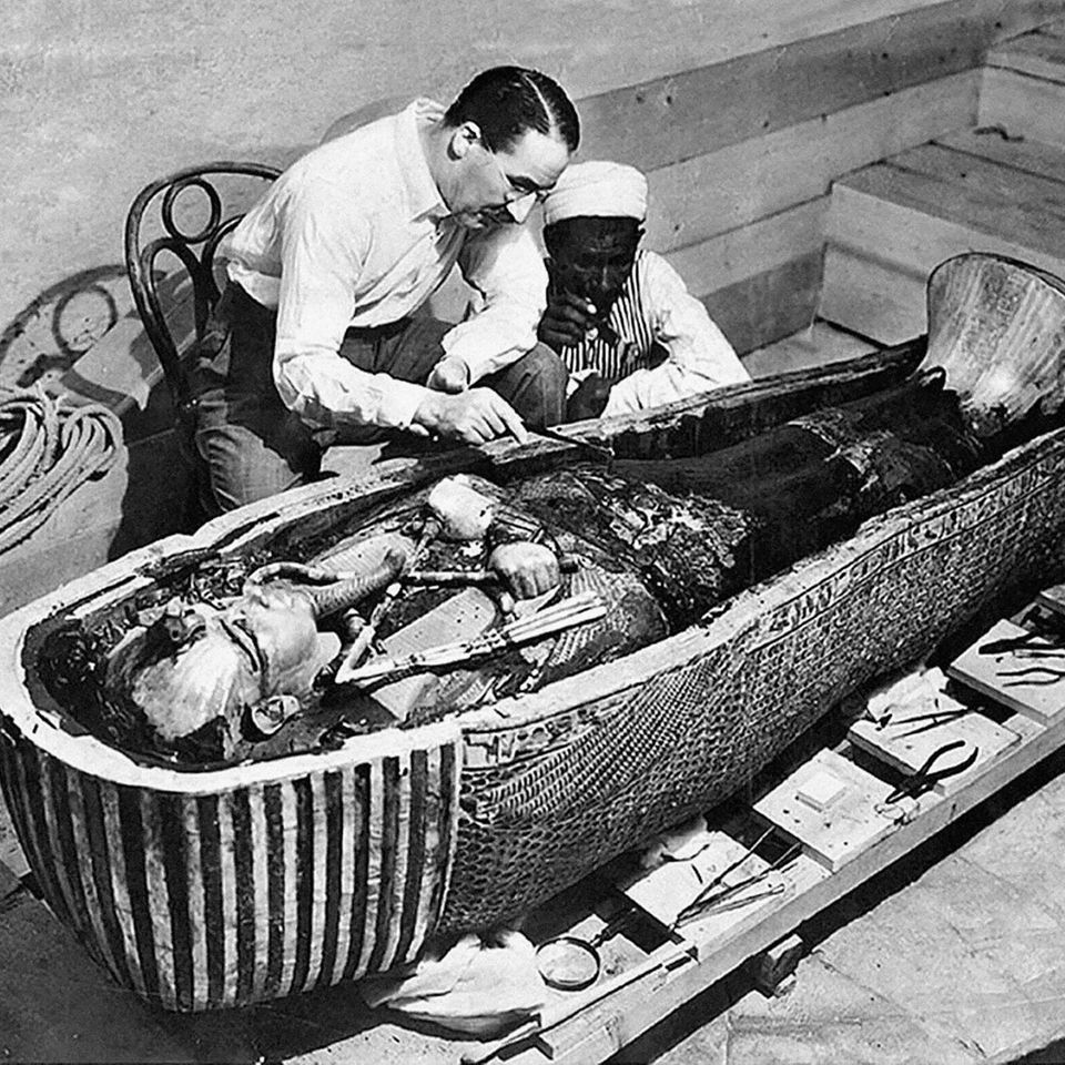 Howard Carter am Sarg von Tutanchamun