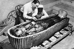 Howard Carter am Sarg von Tutanchamun