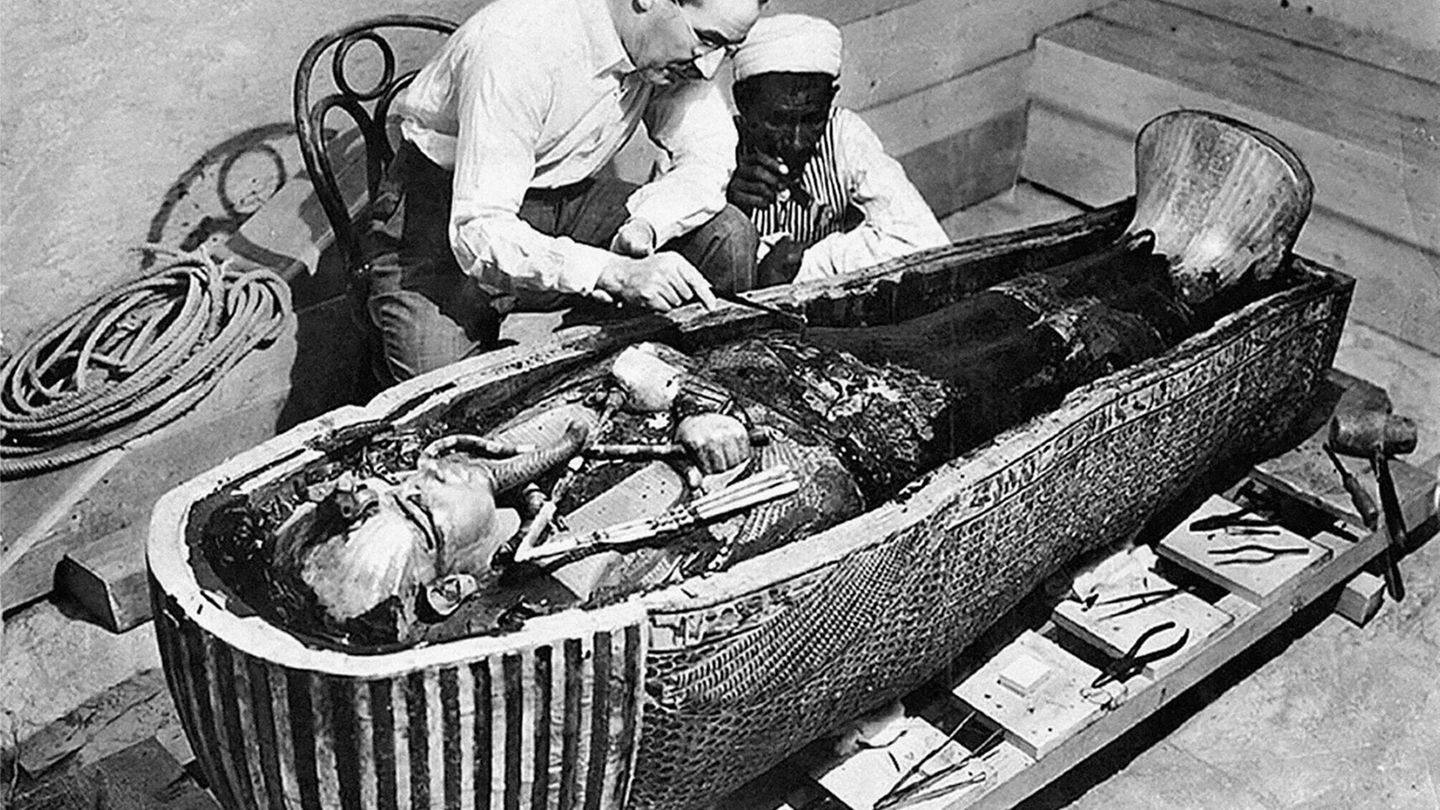 Howard Carter am Sarg von Tutanchamun